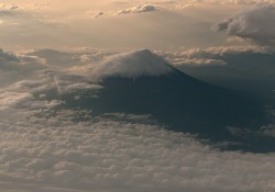 雲間の富士