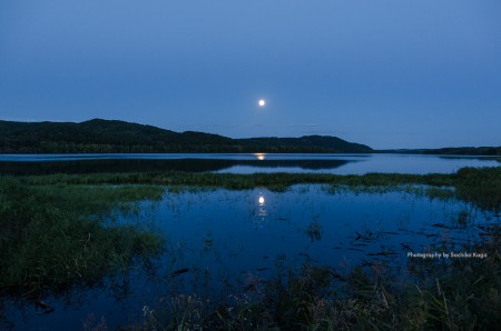 塘路湖と月